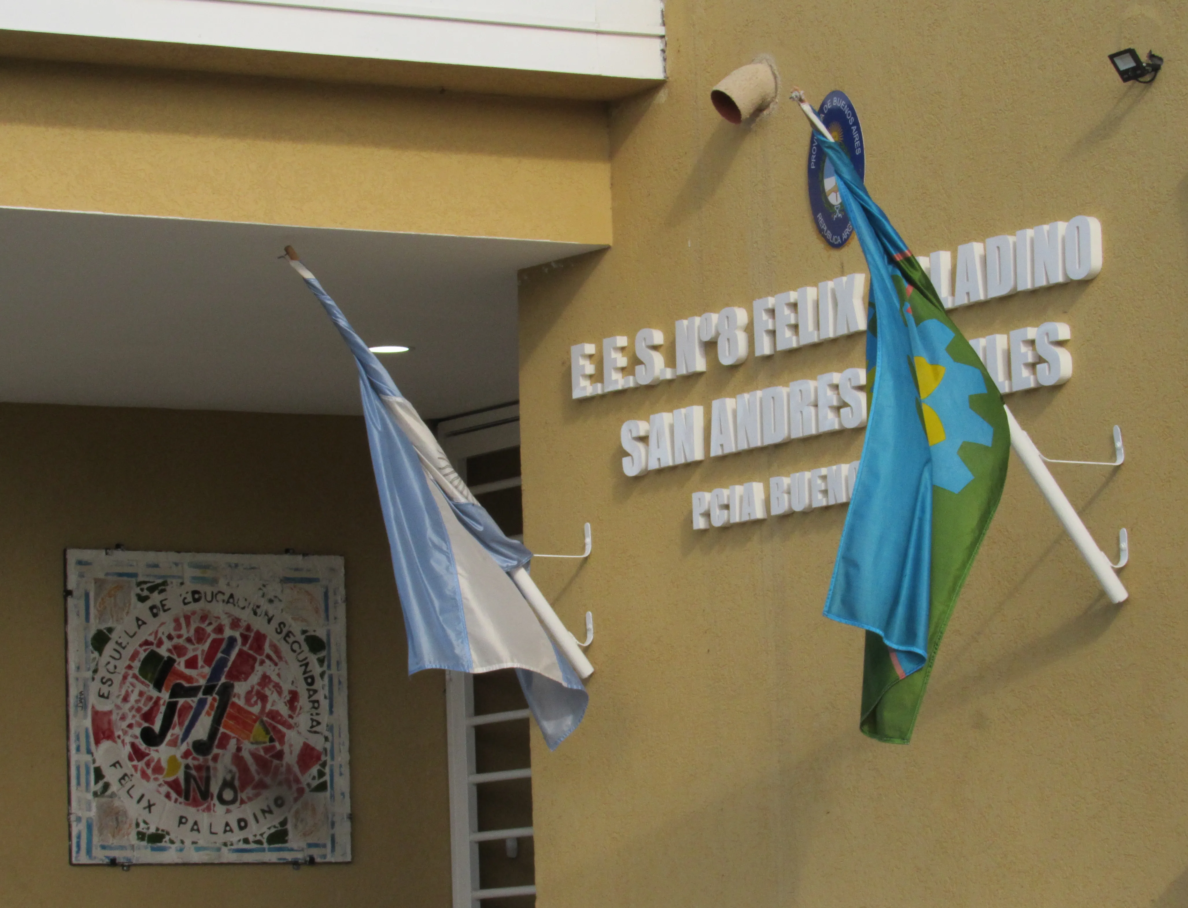 Immagen del frente de la escuela