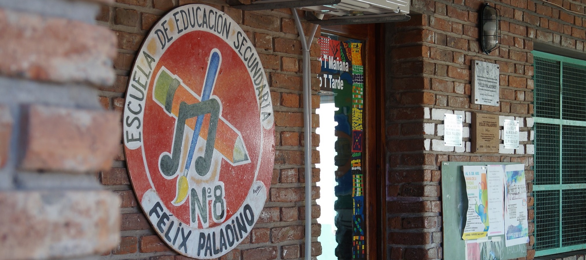 Estudiantes tocando instrumentos